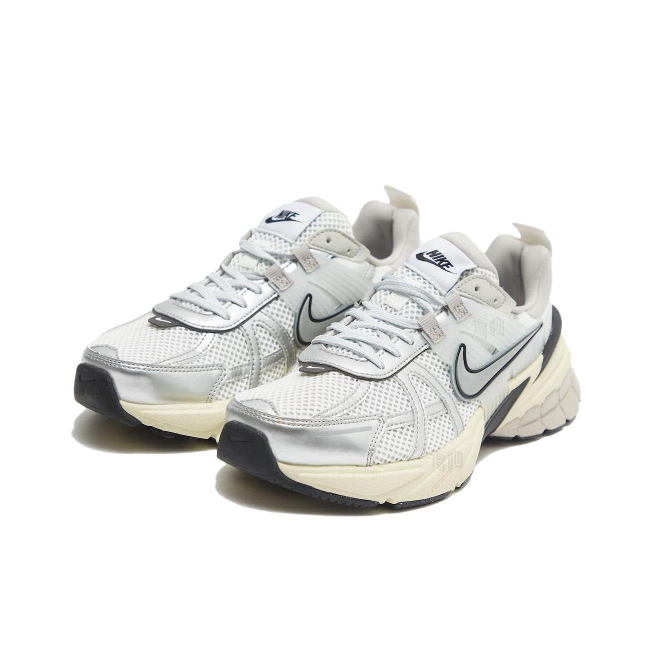 Women Shoes Running Nike - Nike V2K Run Warna Cerah Bergaya,